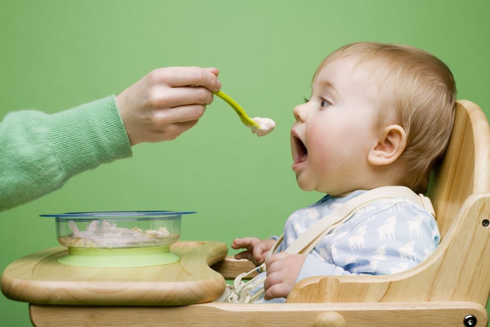 Có Nên Cho Bé Ăn Vặt Trong Giai Đoạn Ăn Dặm? Ba Mẹ Cần Biết Điều Này